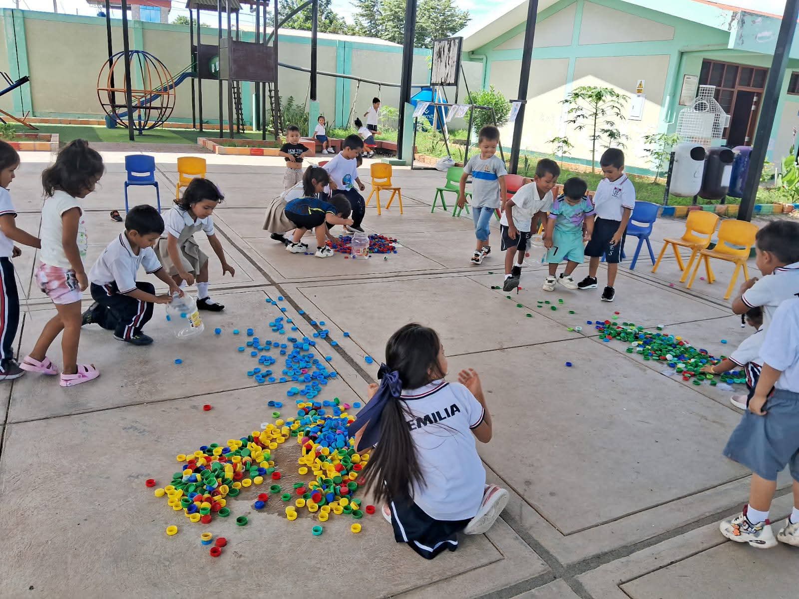Niños observando el cielo con asombro