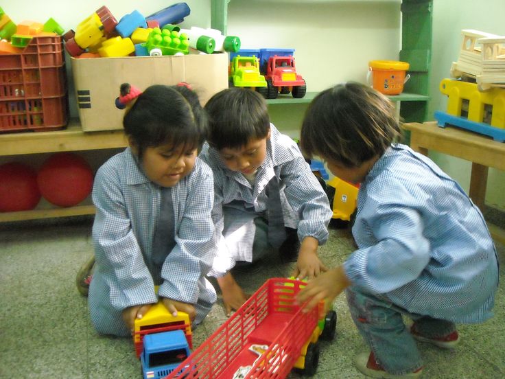 Niños explorando el mundo que los rodea