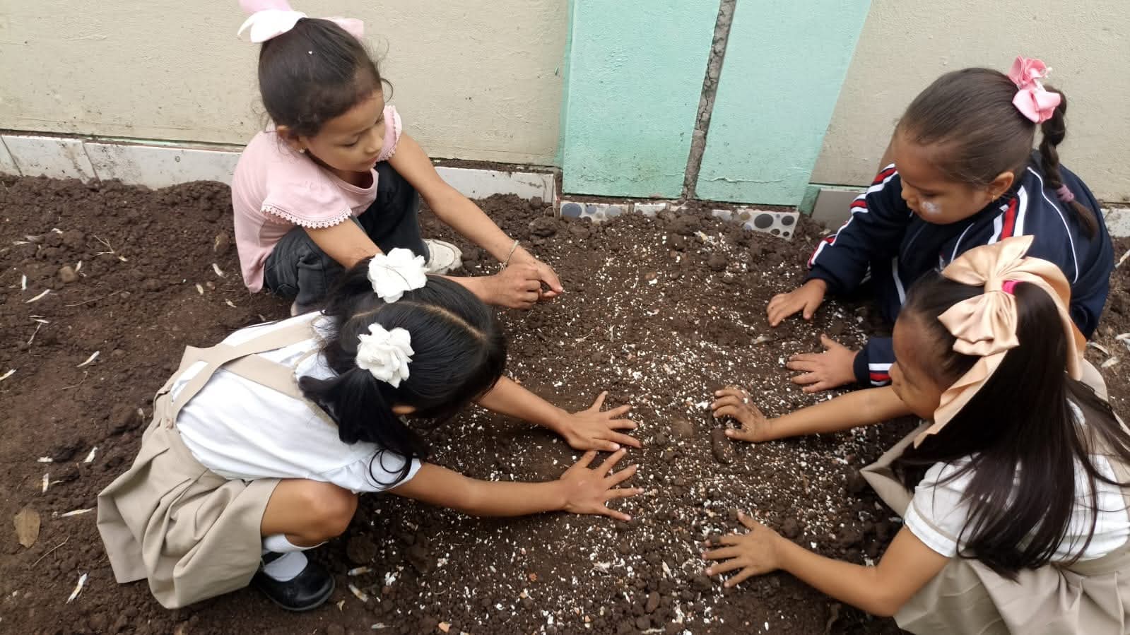 Niños reciclando y cuidando el planeta