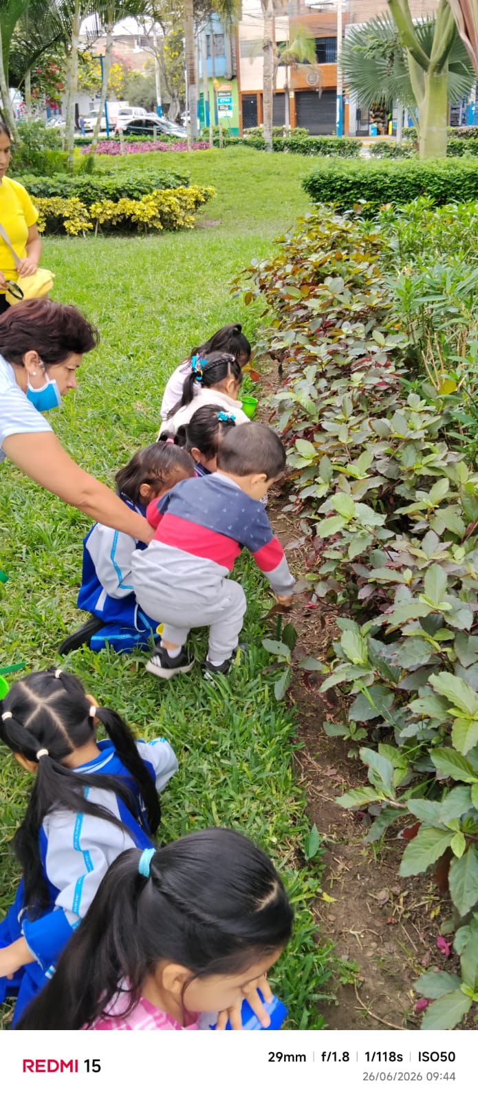 Niños cuidando el agua y la naturaleza