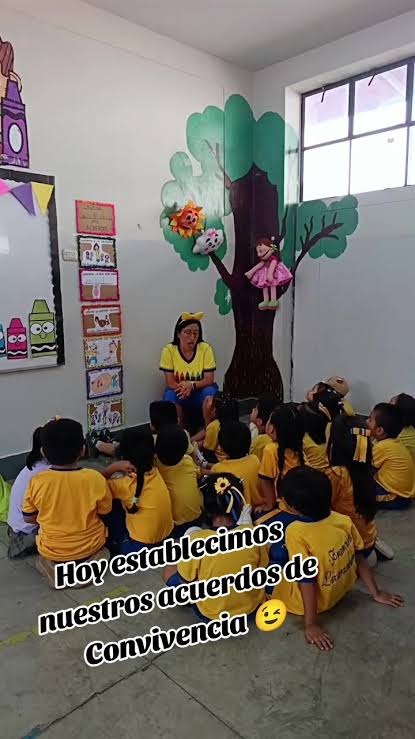 Niños abrazándose con cariño