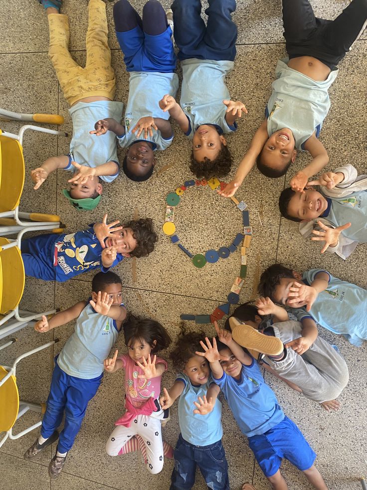 Niños decidiendo juntos las reglas del salón