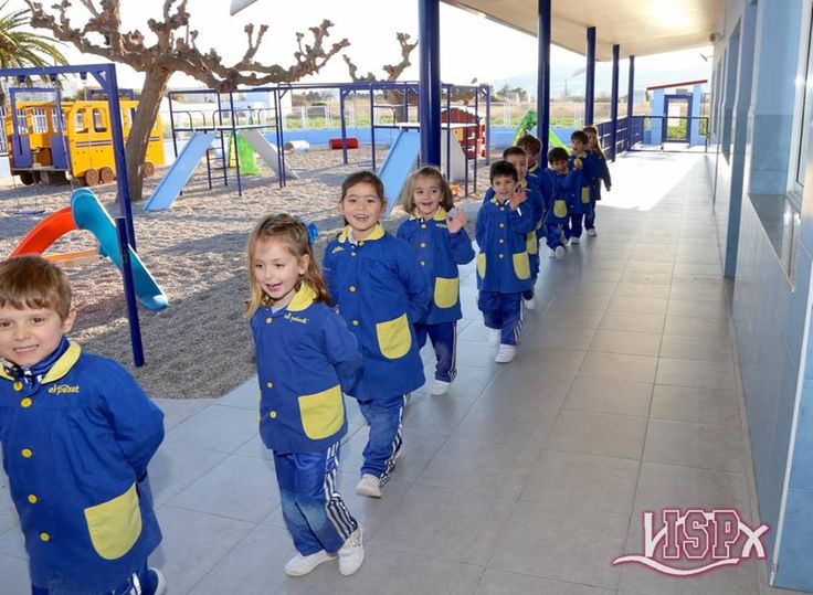 Niños trabajando en equipo por su barrio